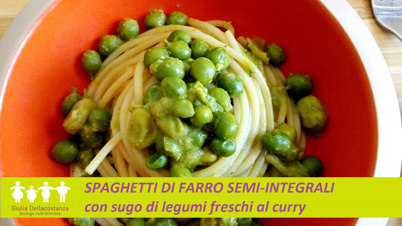 Piatto di pasta: spaghetti di farro conditi con sugo di legumi freschi al curry.