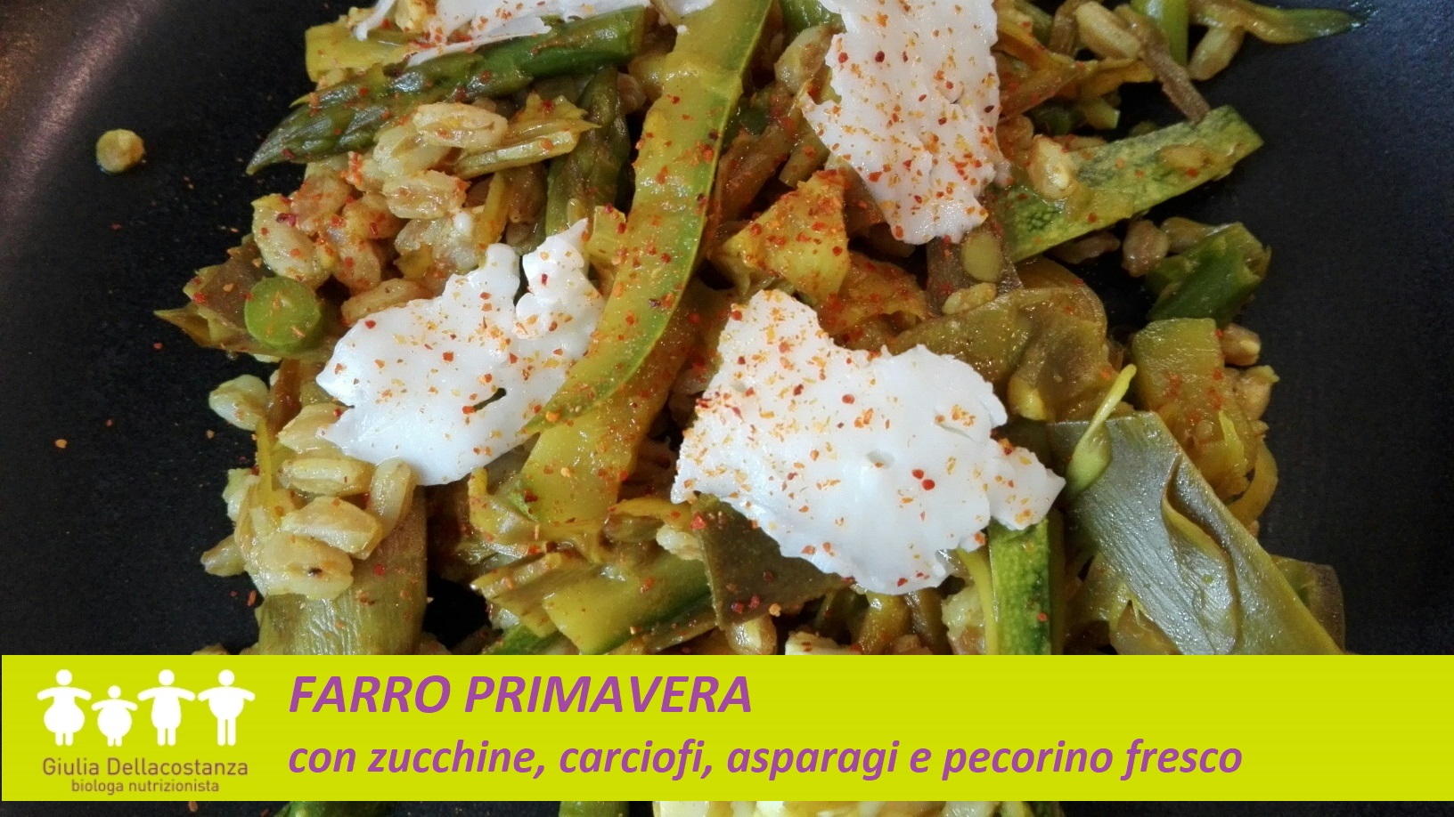 Piatto completo a base di farro perlato con zucchine, asparagi, carciofi e pecorino fresco.